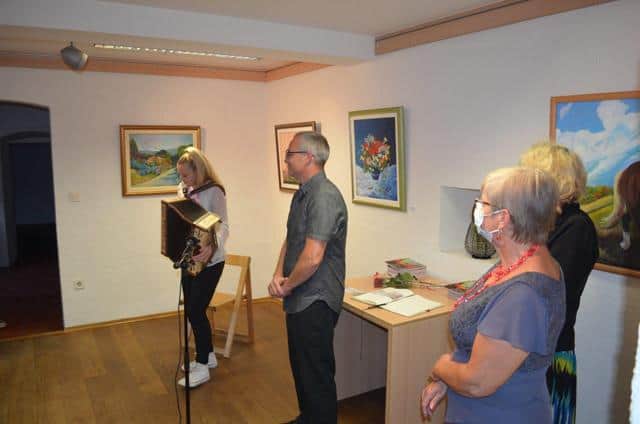 Odprtje razstave likovnih del Marjane Halužan