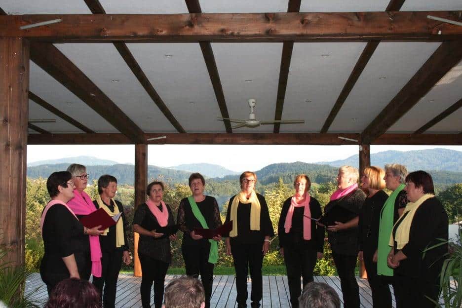 Pred čebelarskim centrom na Brdu pri Lukovici ˝pod milim nebom˝ zapele tudi Vesele kmetice (FOTO)