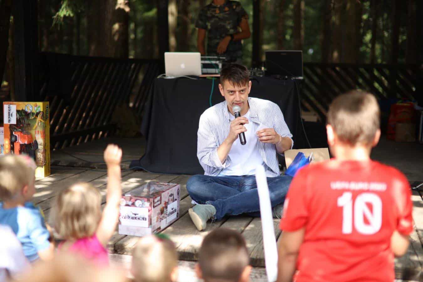 Najmlajši na Ivarčkem jezeru uživali ob številnih brezplačnih aktivnostih. Tudi v družbi Roka Terkaja (FOTO)