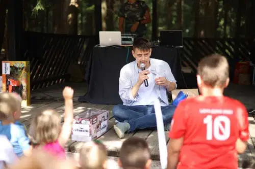 Najmlajši na Ivarčkem jezeru uživali ob številnih brezplačnih aktivnostih. Tudi v družbi Roka Terkaja (FOTO)