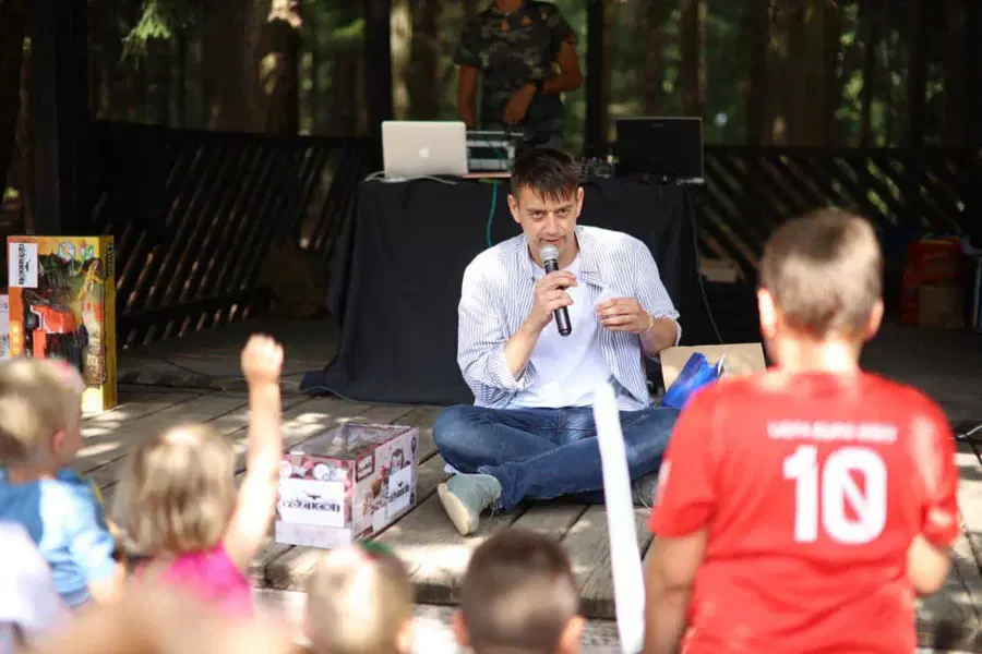 Najmlajši na Ivarčkem jezeru uživali ob številnih brezplačnih aktivnostih. Tudi v družbi Roka Terkaja (FOTO)