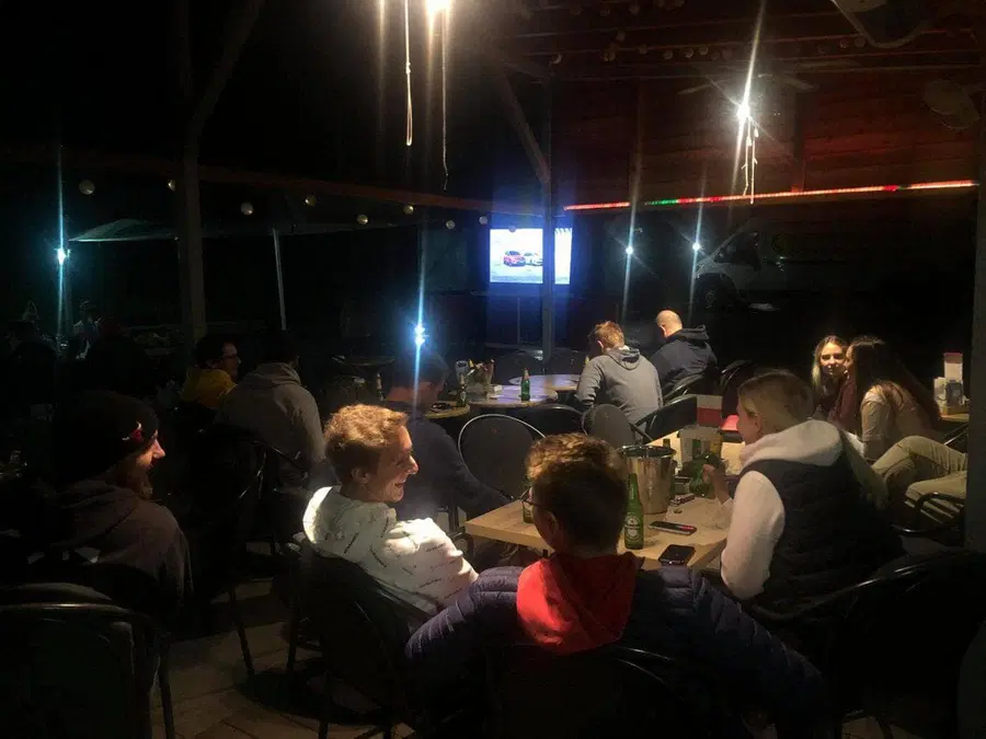 Na Ravnah ob spremljanju finala kljub dežju vzdušje prešerno