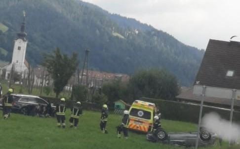 Voznica zapeljala s ceste in se z vozilom prevrnila na bok, prepeljali so jo v SB Slovenj Gradec