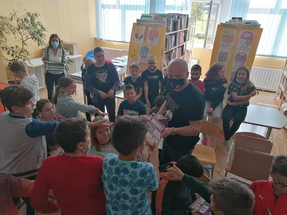 Ob 60. letnici bralne značke neznani donator podaril vsakemu šolarju Prevalj knjigo