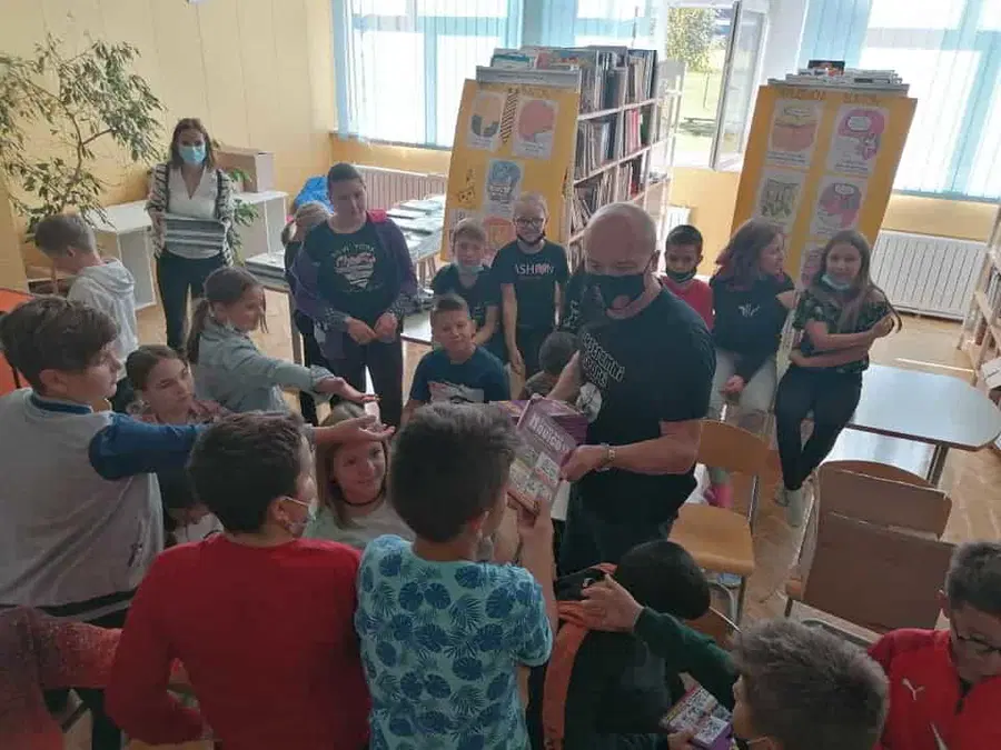 Ob 60. letnici bralne značke neznani donator podaril vsakemu šolarju Prevalj knjigo