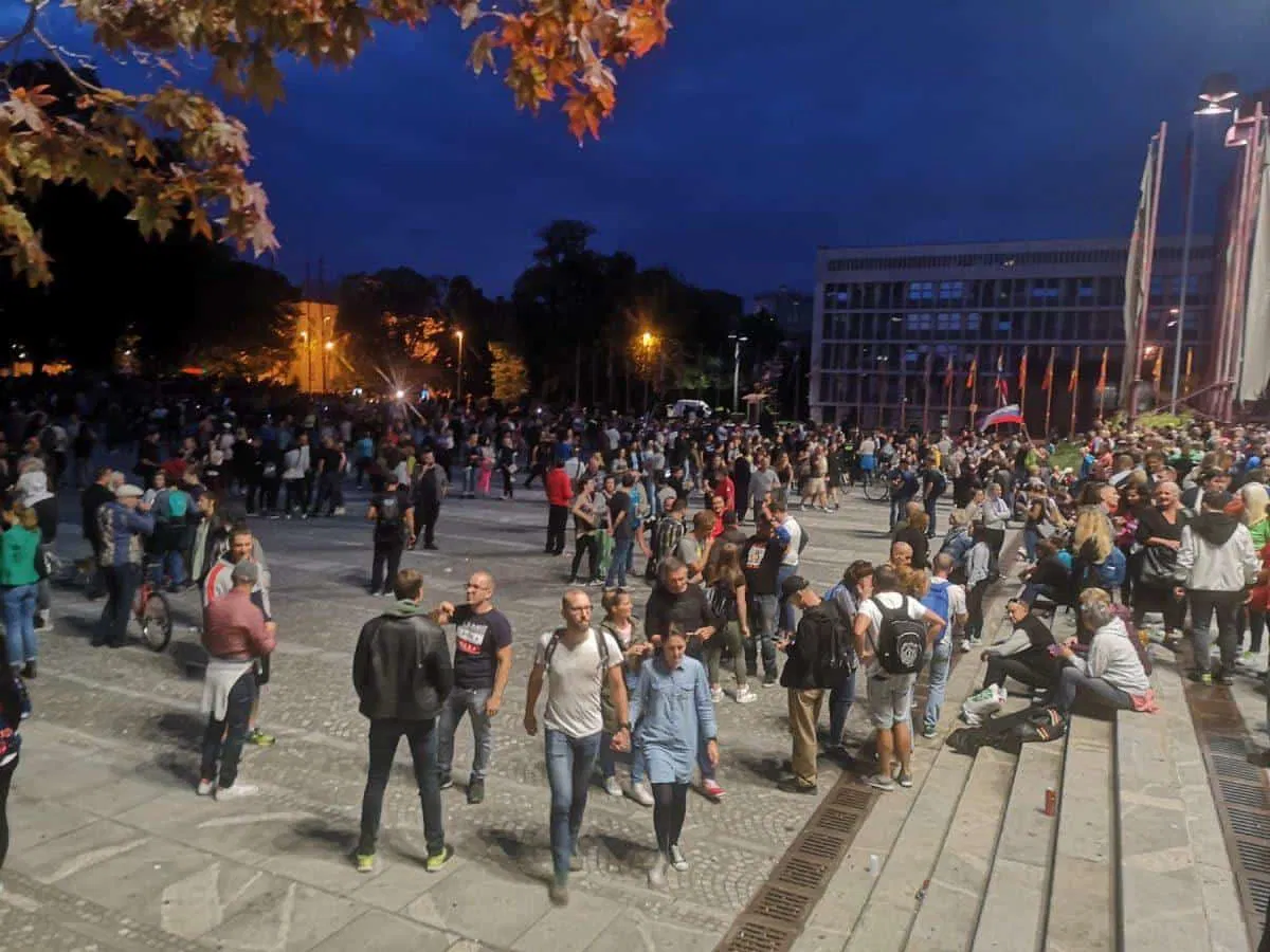 V ponedeljek predvidoma pogovor Pahorja s protestnikom Stevanovićem. Na dogajanje se je že odzval tudi Janša