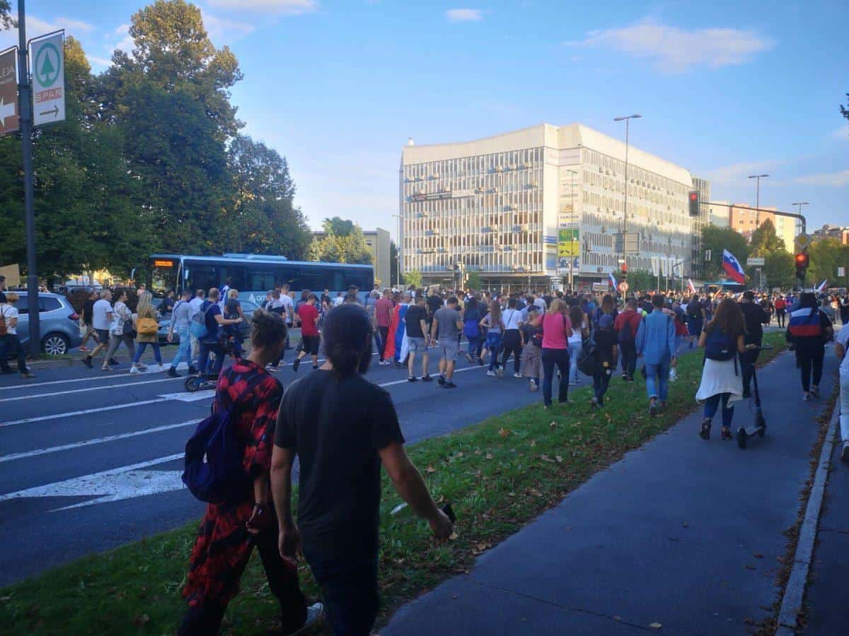 Policisti z vodnim topom nad protestnike na ljubljanski obvoznici