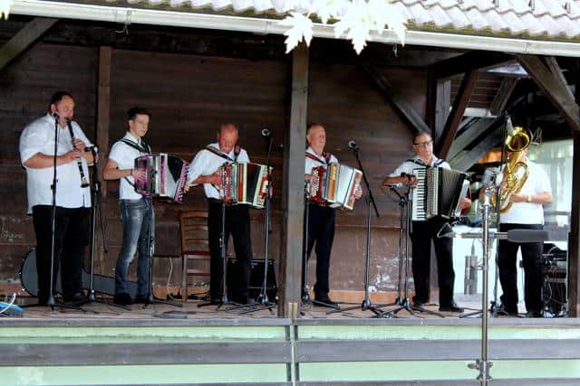 V Dravogradu so zadonele harmonike. Med obiskovalce razdelili tudi 30 kilogramov praženega krompirja (FOTO)