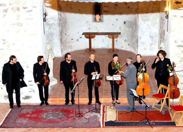 V krasnem ambientu Vidove cerkve zadoneli zvoki godalnega seksteta