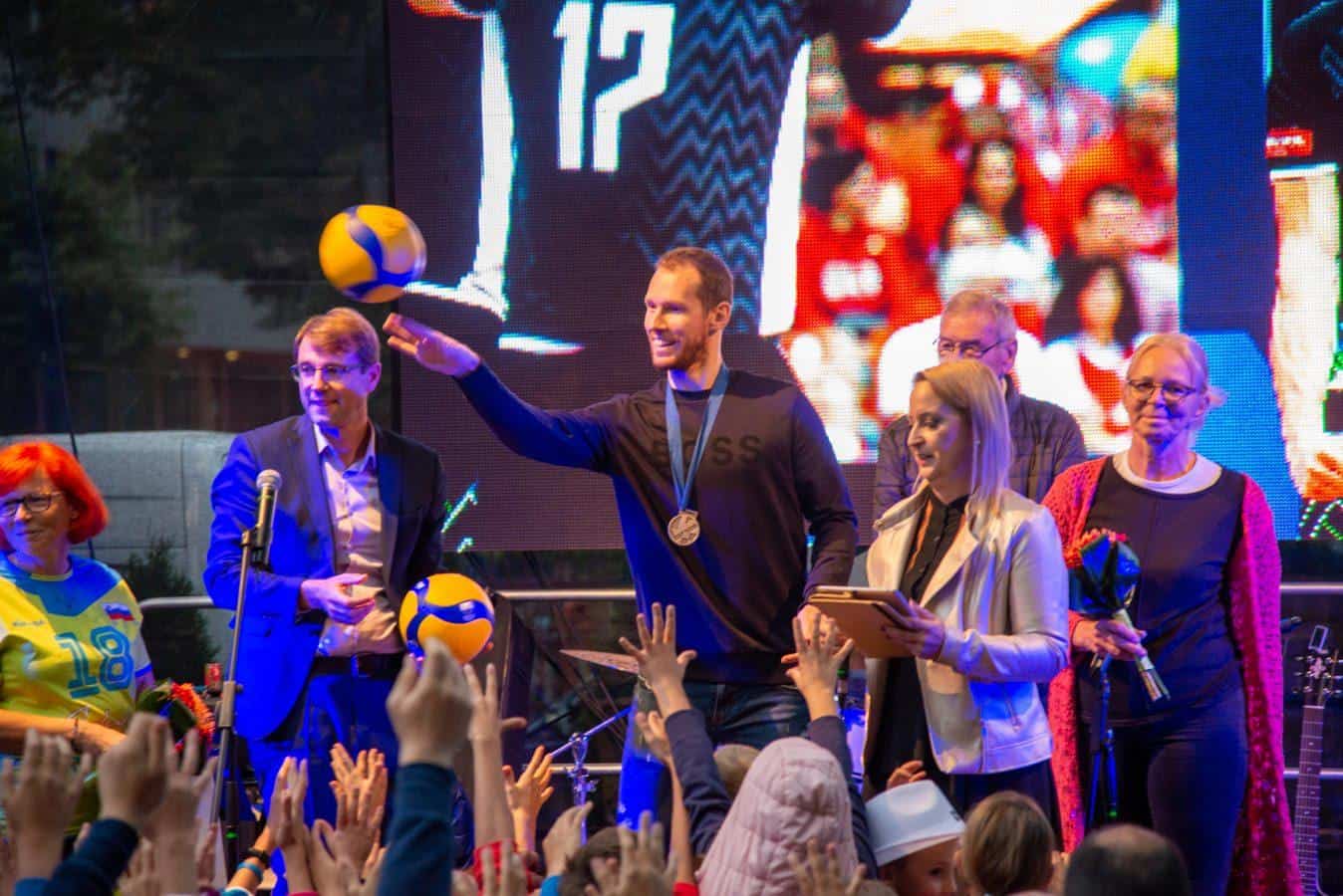 Na Ravnah prisrčen sprejem za srebrna odbojkarja. Urnaut navijače razveselil s podpisanimi žogami (VIDEO in FOTO)