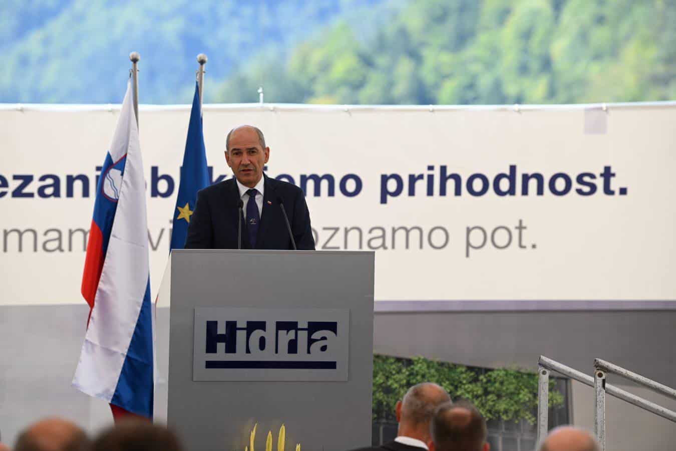 Janša: Vlada je odločena, da ne ustavlja družbe in zapira gospodarstva