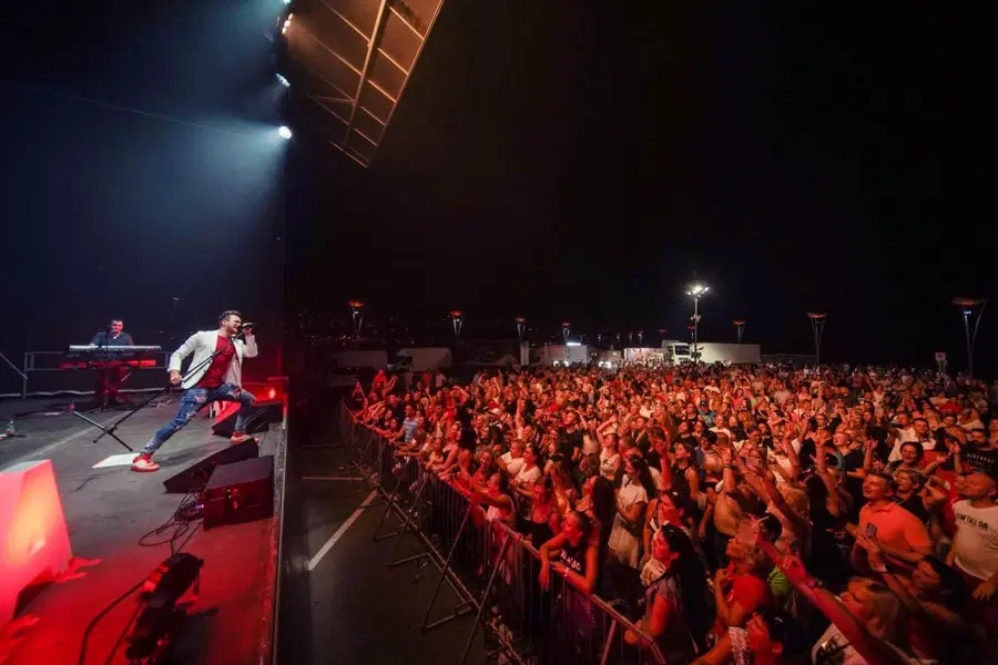 Za vročo petkovo noč bodo v Mislinji poskrbeli Luka Basi, Rock Partyzani in DJ