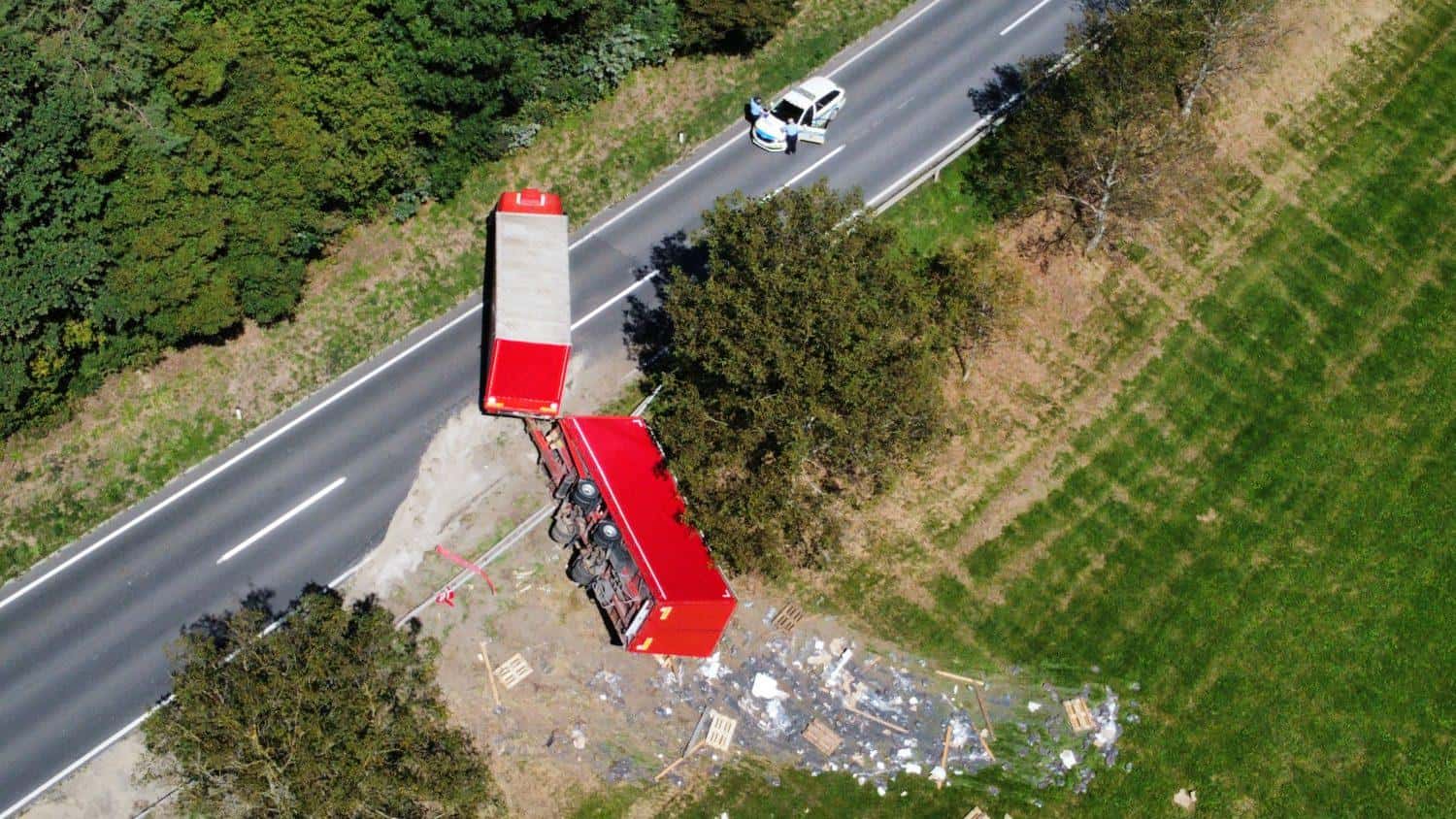 Na Muti se je prevrnil tovornjak (FOTO)