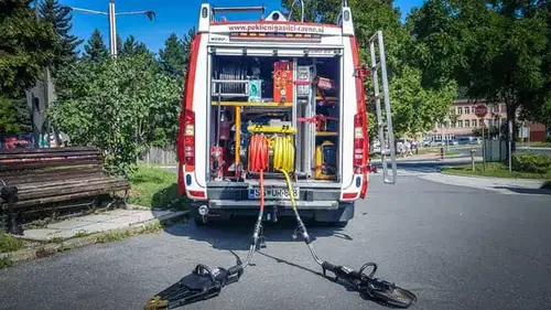 Na območju Dravograda z vozilom s ceste in na streho. Gasilci posredovali še na Ravnah in Prevaljah