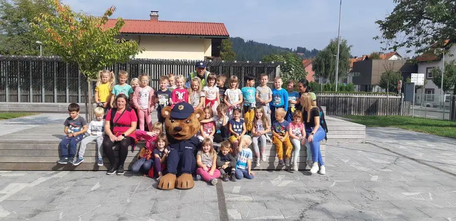V Mežici pripravili poučen sprehod s policistko medvedko Piko in policistom za najmlajše