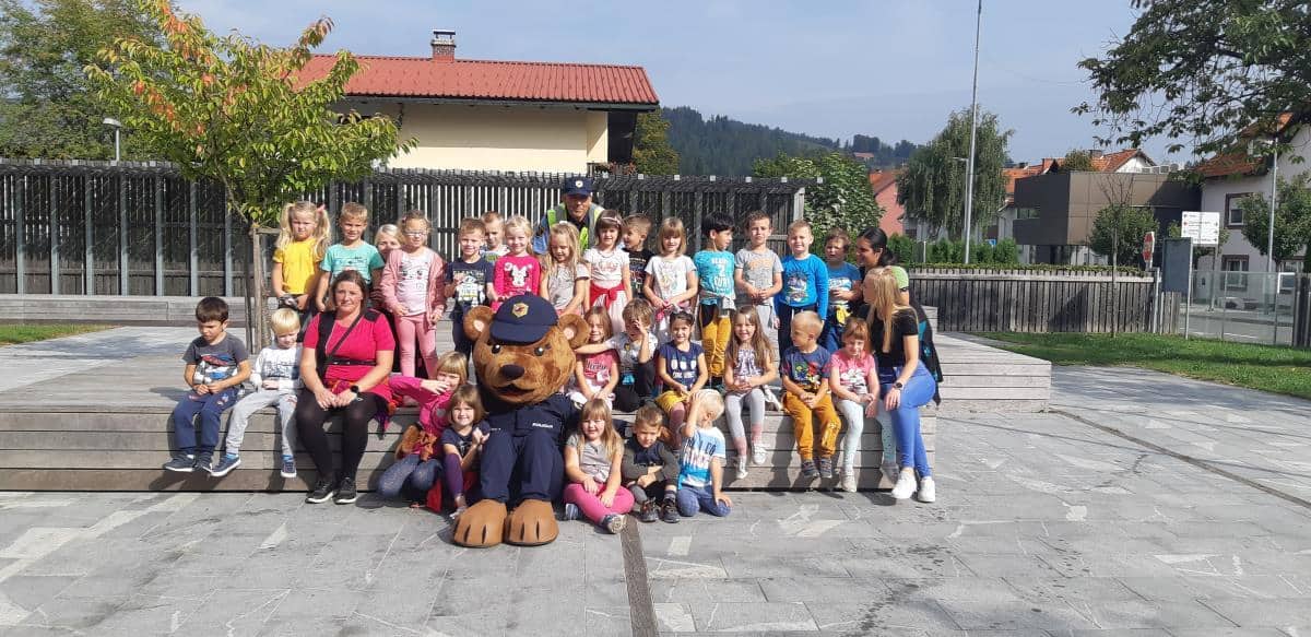 V Mežici pripravili poučen sprehod s policistko medvedko Piko in policistom za najmlajše