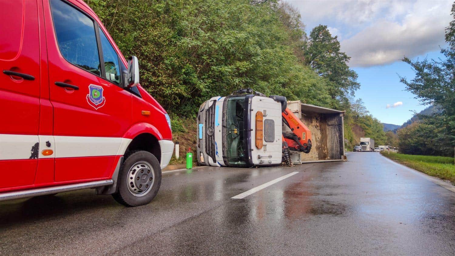 Policija sporočila vzrok včerajšnje nesreče, v kateri se je poškodovala ena oseba