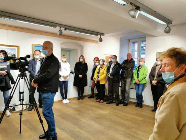 V infopisarni Dravograd je na ogled razstava koroških likovnikov