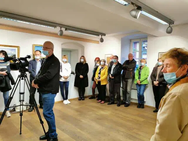 V infopisarni Dravograd je na ogled razstava koroških likovnikov