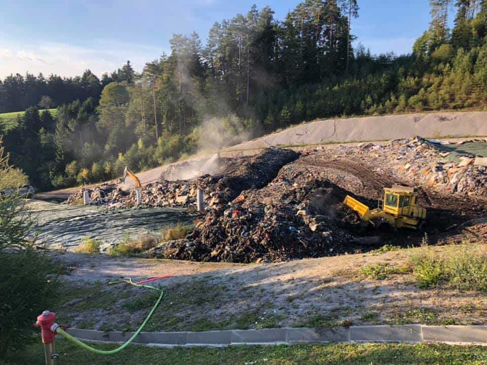Intervencija na Holmcu se nadaljuje tudi ponoči. V Koroškem medgeneracijskem centru za neumorne gasilce pripravili palačinke in čaj (FOTO)