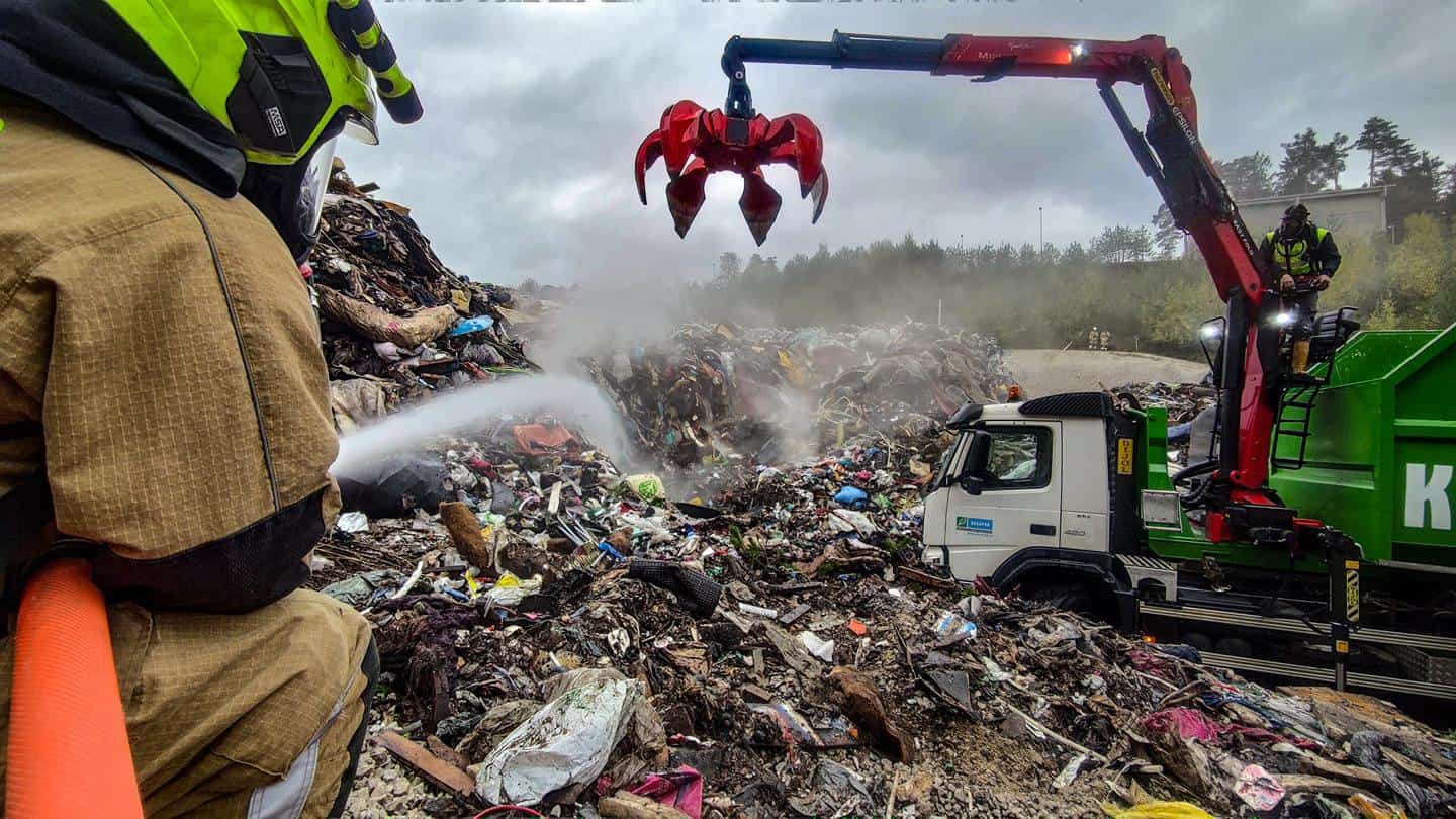 Znan je vzrok požara na Holmcu. Intervencija bo trajala najmanj še danes ves dan