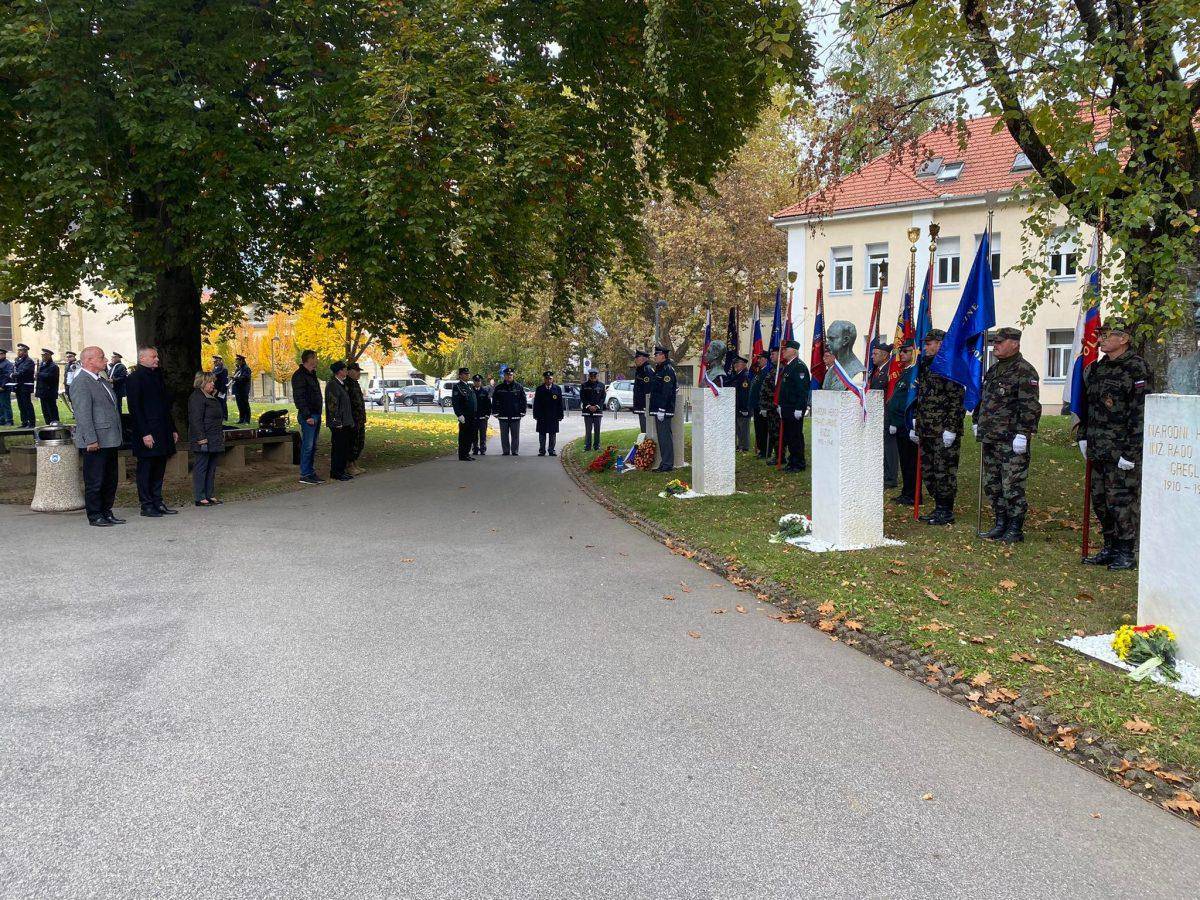 Pred dnevom spomina na mrtve spominska slovesnost tudi v Slovenj Gradcu (FOTO)