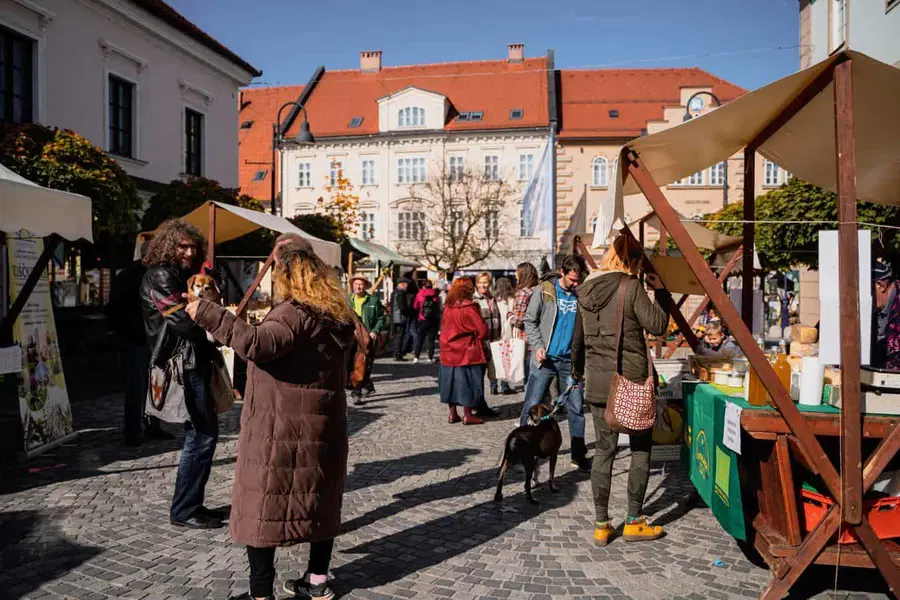 Na stojnicah v Slovenj Gradcu danes spet živahno. Na voljo tudi dobrote ekoloških kmetij (FOTO)