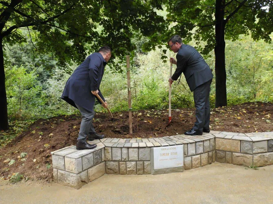 Veleposlanik Sedar zasadil sadiko Najevske lipe v Aleji veleposlanikov v Sarajevu (FOTO)