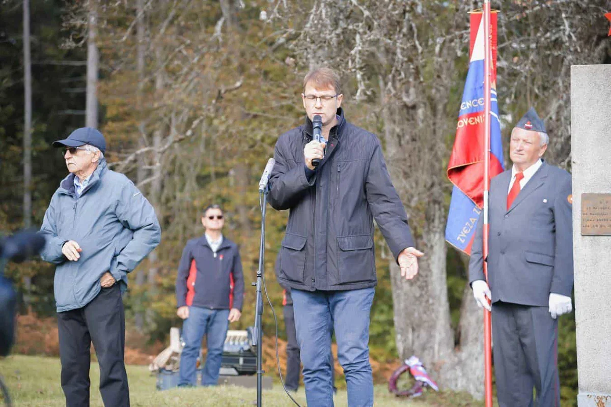 Mesto Ravne praznuje: Na Navrškem vrhu pripravili spominsko slovesnost ob ustanovitvi OF za Ravne in okolico (FOTO)