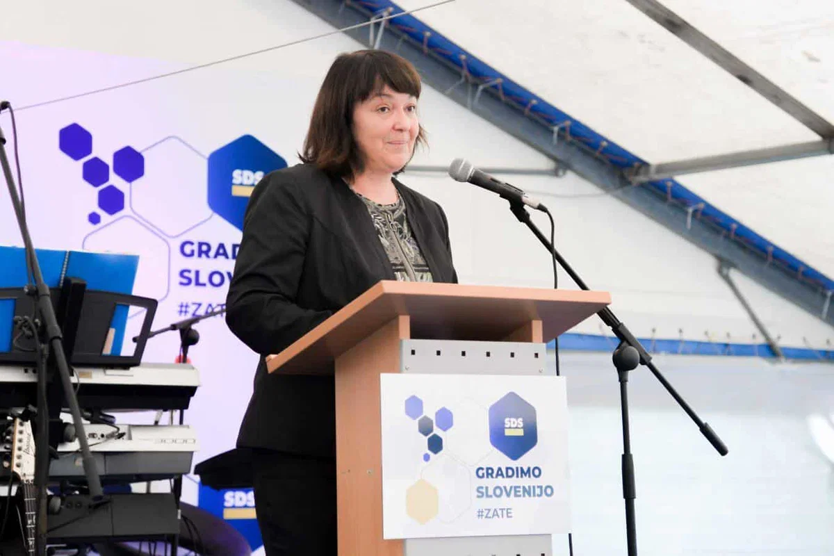 Koalicijski poslanci za enake pravice istospolnih, opozicijski za spoštovanje "naravnih zakonitosti". Alenka Helbl: "Če samo enemu otroku zagrenimo življenje, smo naredili veliko napako"