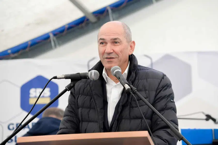 Nekdanji premier Janez Janša se je ob enih zjutraj opravičil stranki SD