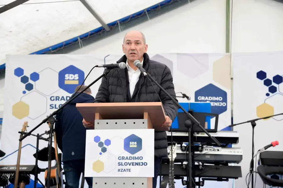 Janševi vladi nasprotuje več kot 60 odstotkov vprašanih