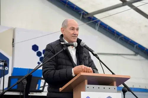 Tako se je na podatke o številu cepljenih v državi odzval Janša. Na Koroškem največ precepljenih v Črni in na Prevaljah