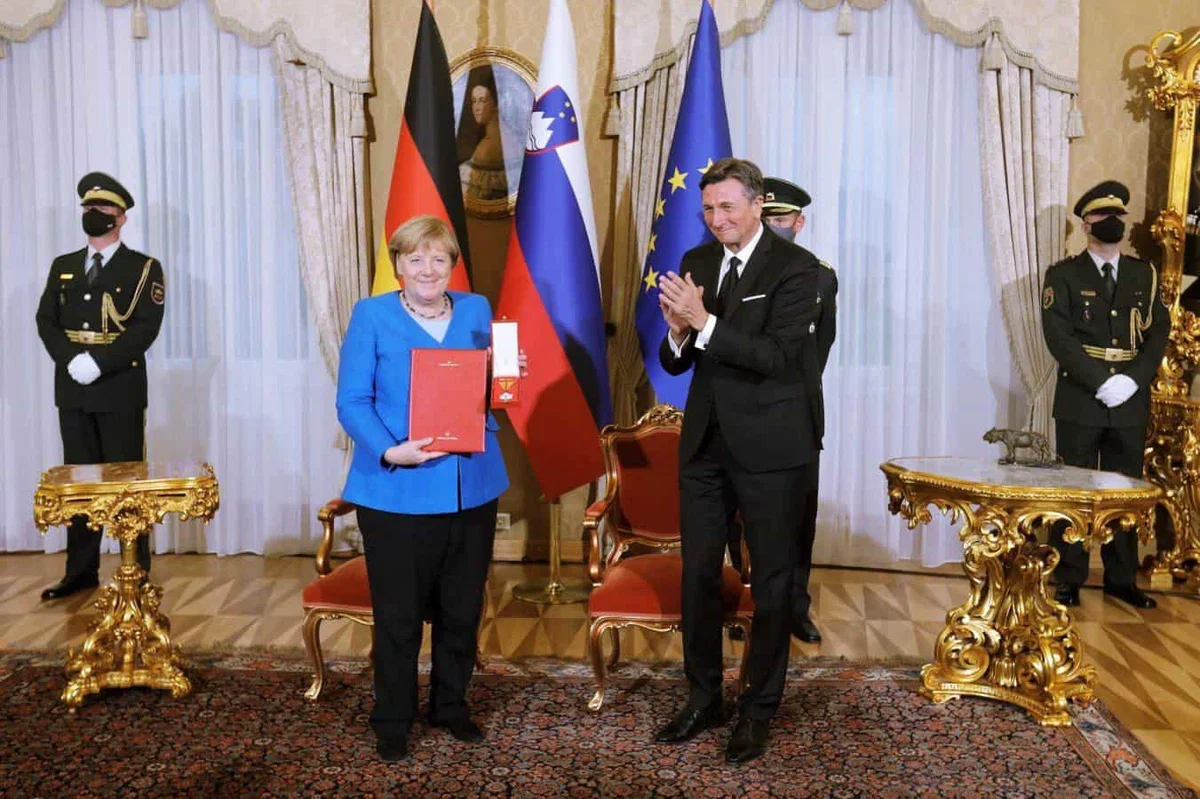 Pahor odlikoval Merklovo z redom za izredne zasluge (FOTO)