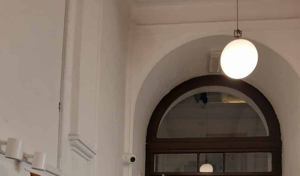 Neznanec z gnojnico polil vhod v stavbo NIJZ (FOTO)