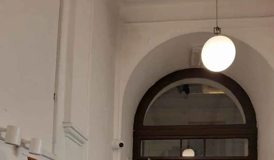 Neznanec z gnojnico polil vhod v stavbo NIJZ (FOTO)