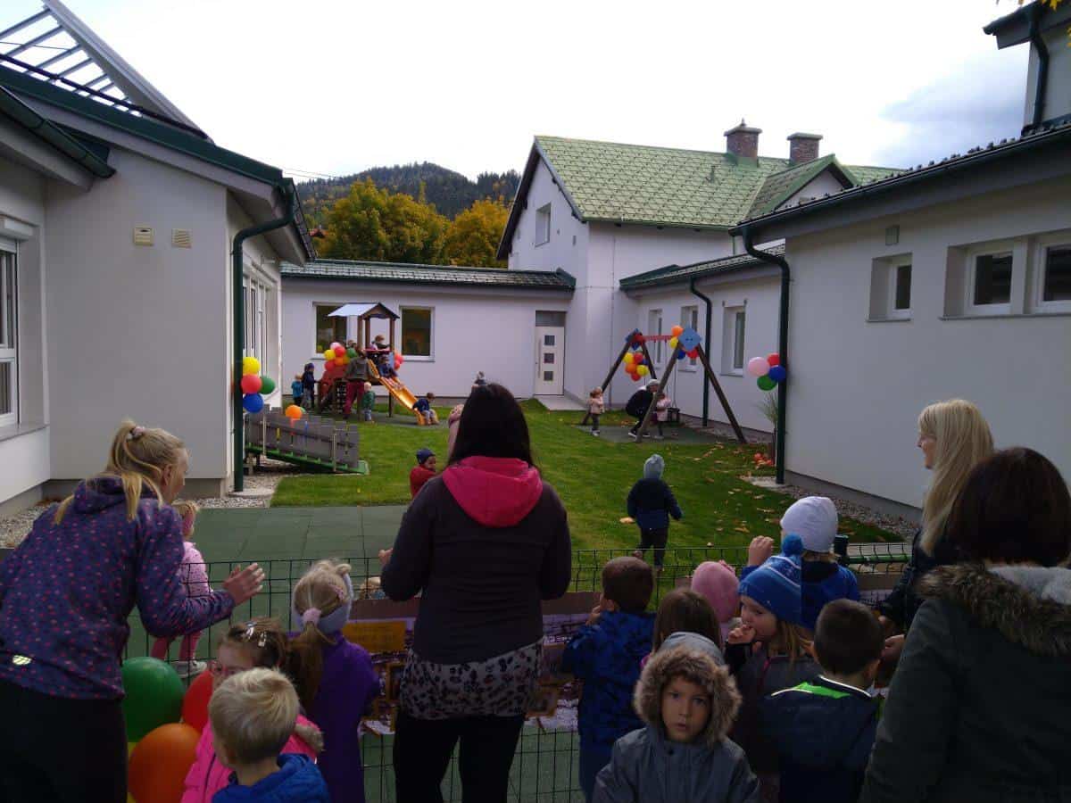 Najmlajši iz vrtca Mežica so se razveselili prenovljenega dvorišča (FOTO)