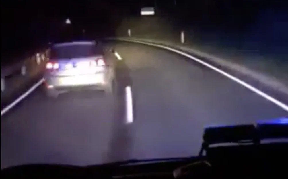 VIDEO: Saj ni res pa je: Na Koroškem prehiteval gasilce na nujni vožnji