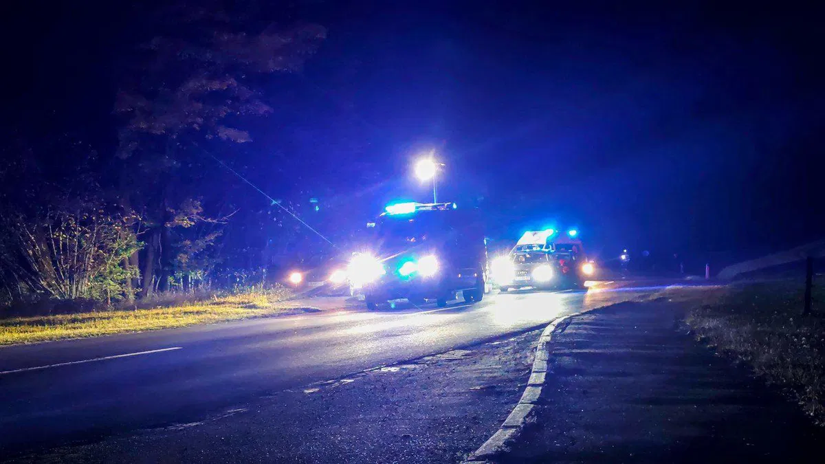 V prometni nesreči na območju Raven udeležena tri vozila. Eno osebo prepeljali v SB Slovenj Gradec