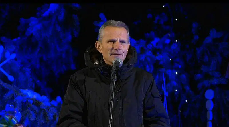 Posnetek: Na Prevaljah so prižgali praznične luči