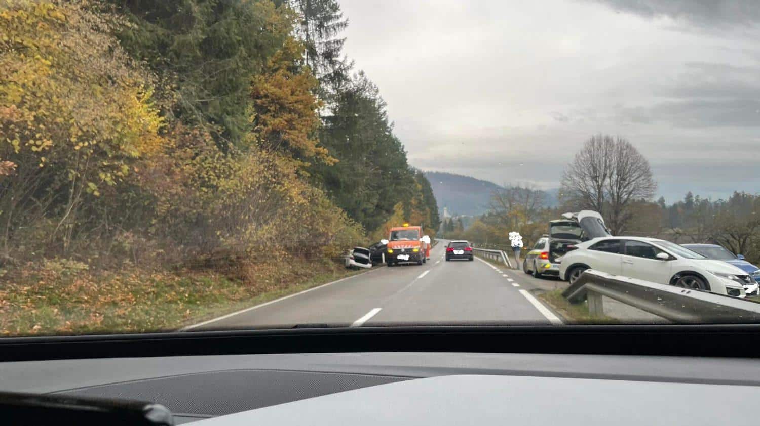 V prometni nesreči udeleženi dve vozili. Poškodovano osebo prepeljali v SB Slovenj Gradec