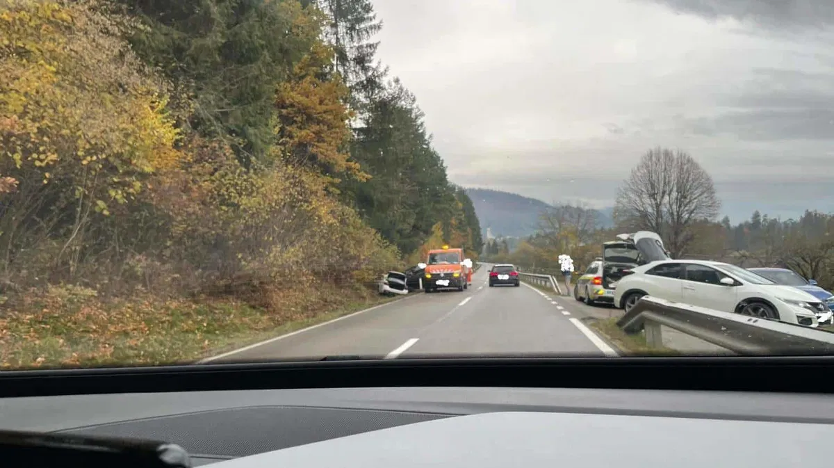 V prometni nesreči udeleženi dve vozili. Poškodovano osebo prepeljali v SB Slovenj Gradec