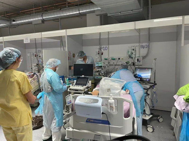 Pri zdravljenju in negi covidnih bolnikov bo pomagala tudi vojska