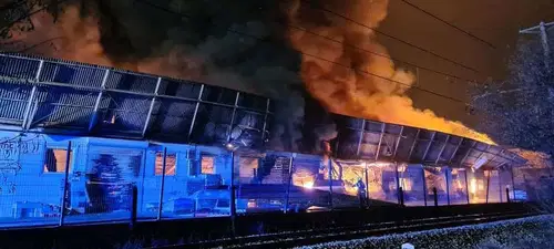 V Ljubljani zagorelo v večjem skladišču v Šentvidu. NIJZ zaradi požara svetuje izogibanje onesnaženemu okolju (FOTO)