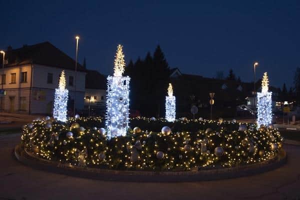 Takšen adventni venec krasi Slovenj Gradec. Prvo adventno svečo bodo simbolno prižgali v nedeljo (FOTO)