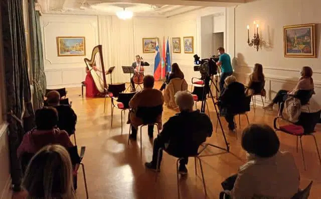 Dvorec Bukovje je napolnila glasba Dua resonanca (FOTO)