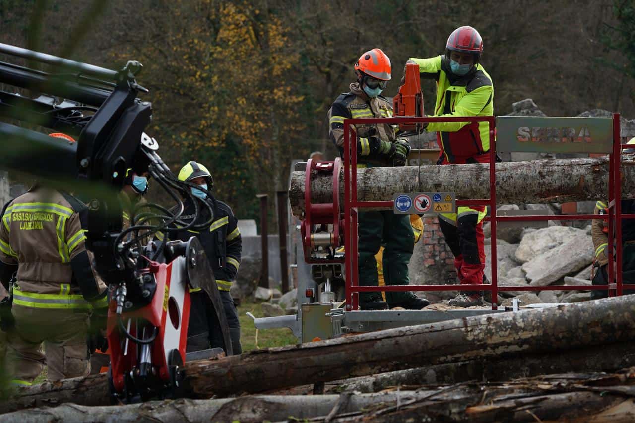 Gasilci so se urili za delo z motorno žago v nevarnih okoliščinah