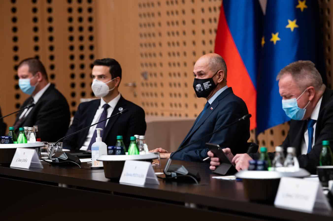 Vlada danes predvidoma tudi o zaostrovanju covidnih ukrepov. Ob prezasedenosti covidnih oddelkov na mizi tudi možnost pošiljanja bolnikov v tujino