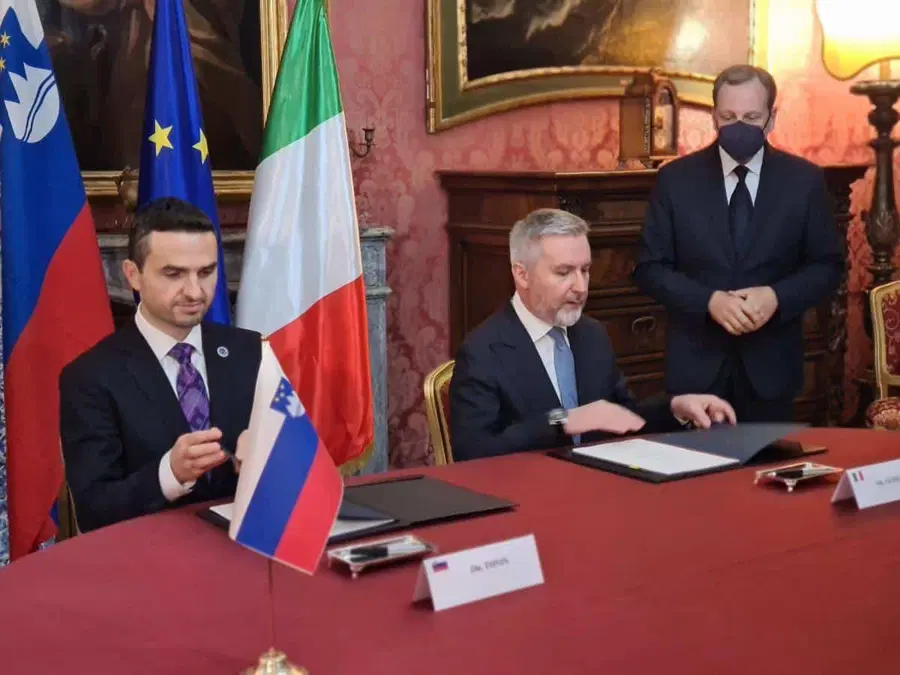 Tonin v Rimu podpisal dogovor o nakupu transportnega letala