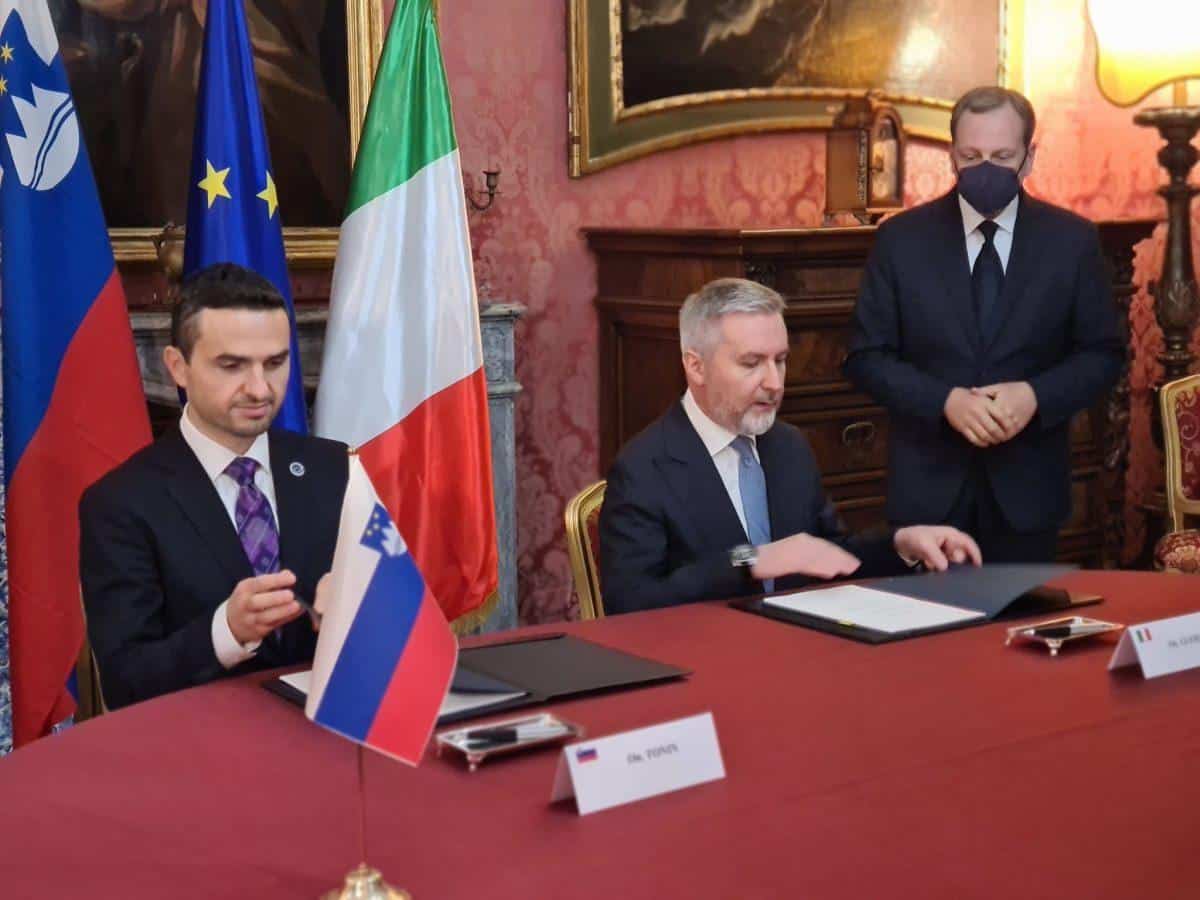 Tonin v Rimu podpisal dogovor o nakupu transportnega letala